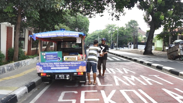 Aksi Unik “Tukang Tahu Bulat Pemadam Kelaparan” Bagikan Makanan Gratis (77339)