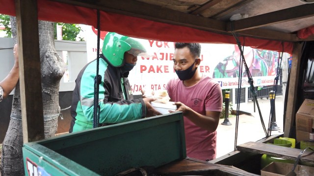 Aksi Unik “Tukang Tahu Bulat Pemadam Kelaparan” Bagikan Makanan Gratis (77340)