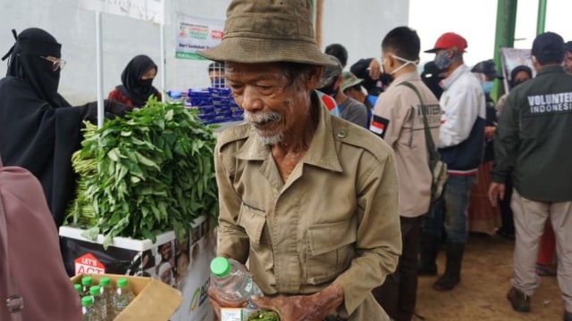 Harga Jual Sampah Anjlok, Orang Baik Bantu Sedekah Pangan Bagi Pemulung Lansia (28023)