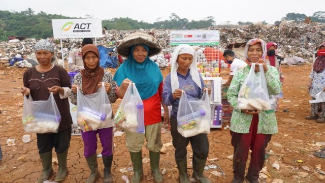 Harga Jual Sampah Anjlok, Orang Baik Bantu Sedekah Pangan Bagi Pemulung Lansia (28022)