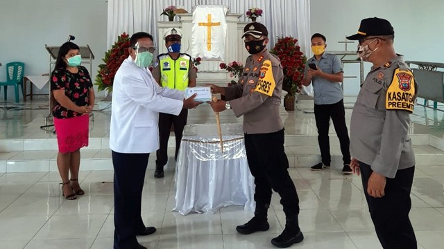 Kapolres Kepulauan Talaud AKBP Alam Kusuma Sari Irawan menyerahkan bantuan masker gratis untuk Gereja di Kabupaten Talaud