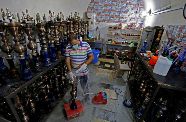 Foto: Cara Kafe di Irak Mensterilkan Alat Shisha di Tengah Pandemi Corona (18693)