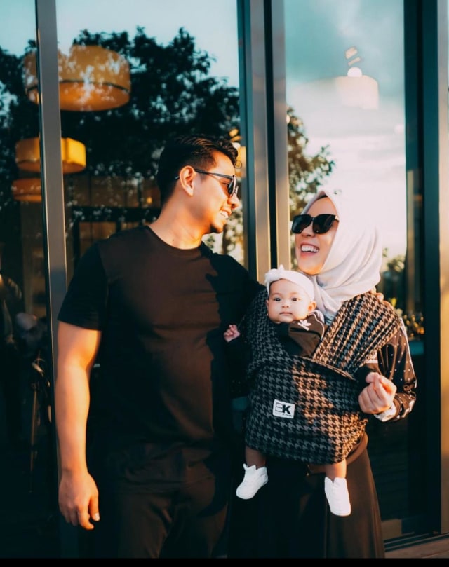 Fitri Tropica bersama suami dan anaknya. Foto: Instagram Fitri Tropica