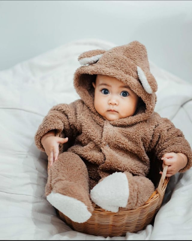 7 Potret Sada, Putri Fitri Tropica yang Selalu Terlihat Modis meski Masih Bayi (20227)