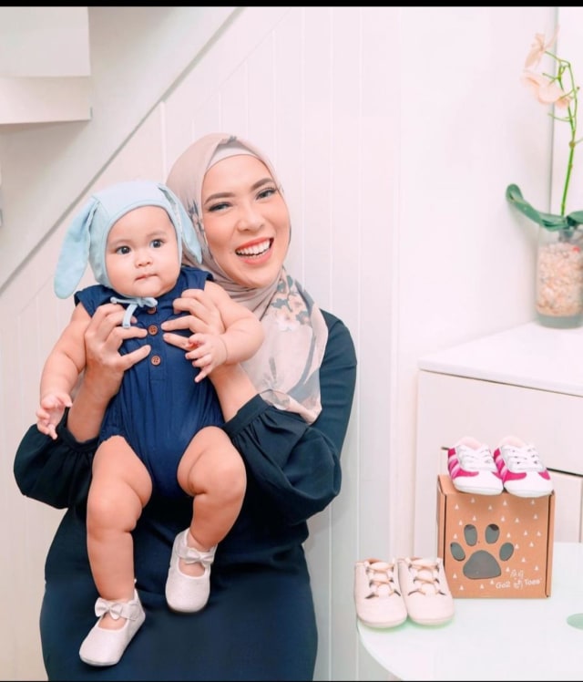 7 Potret Sada, Putri Fitri Tropica yang Selalu Terlihat Modis meski Masih Bayi (20228)