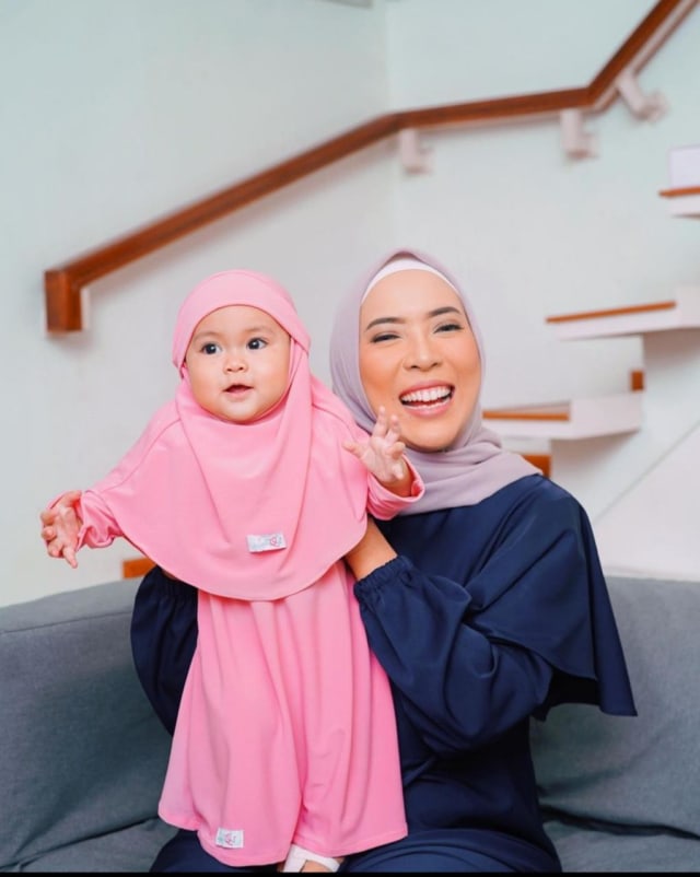 7 Potret Sada, Putri Fitri Tropica yang Selalu Terlihat Modis meski Masih Bayi (20230)
