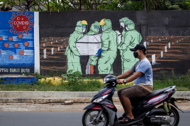 Mural tentang pandemi COVID-19 Foto: Dhemas Reviyanto/Antara Foto