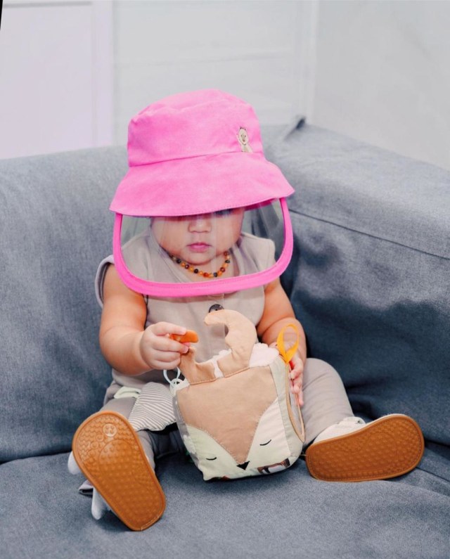 7 Potret Sada, Putri Fitri Tropica yang Selalu Terlihat Modis meski Masih Bayi (20231)