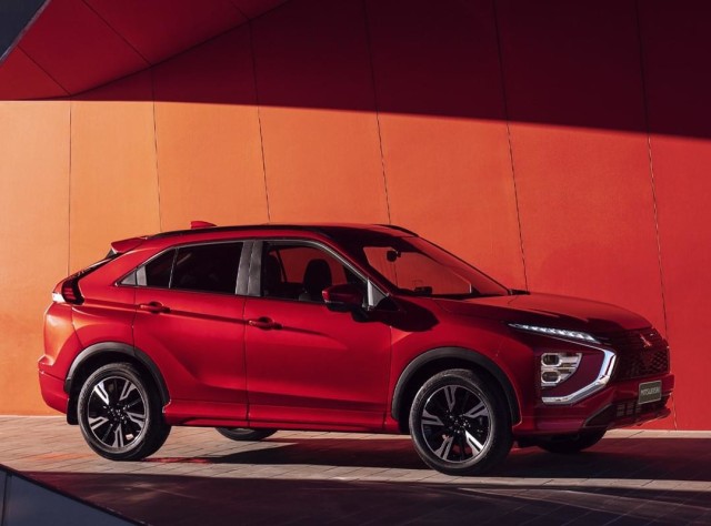 Berita Menarik: Perbedaan Bus Mesin Depan dan Belakang; Mitsubishi Eclipse Cross (163617)