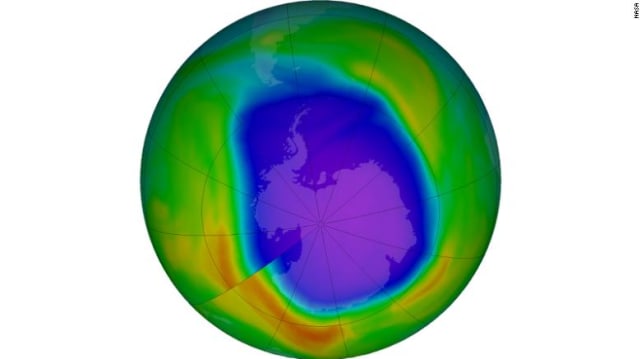 Lubang ozon yang terbentuk di Antartika. Warna ungu dan biru menunjukkan di mana ozon paling sedikit, dan kuning dan merah menunjukkan di mana ada lebih banyak ozon. Foto: NASA