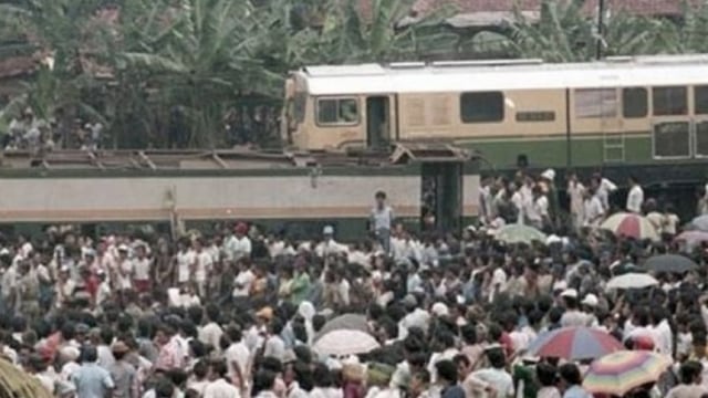 Tragedi kecelakaan kereta api di Bintaro pada 19 Oktober 1987. Foto: Dok. Istimewa