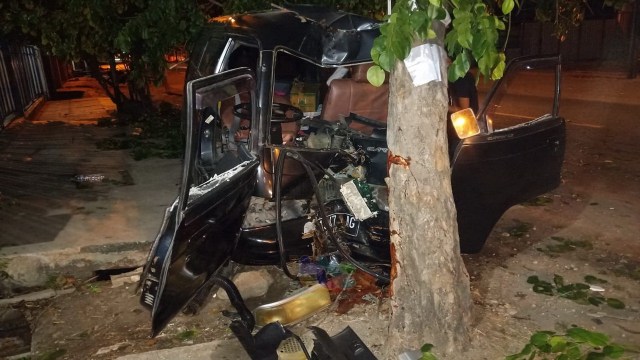 Kendaraan Suzuki Carry Station, yang terlibat kecelakaan lalu-lintas tunggal di jalan raya Bojonegoro - Babat, turut Desa Sumuragung Kecamatan Sumberrejo Bojonegoro. Minggu (18/10/2020)