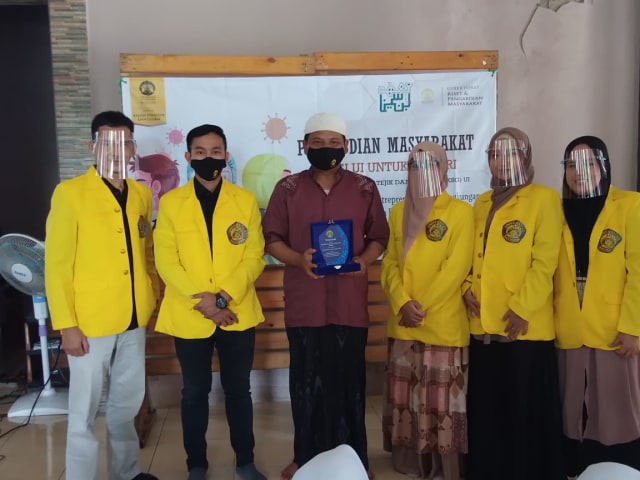 Foto : Mahasiswa KTTI UI bersama Pimpinan Pondok Pesantren Ibnu Sina, Bogor