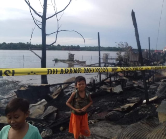 Pasar Sejumput, Sampit, Kalimantan Tengah saat tersisa puing-puing usai kebakaran dan dipasang police line oleh Polisi, Senin (19/10).