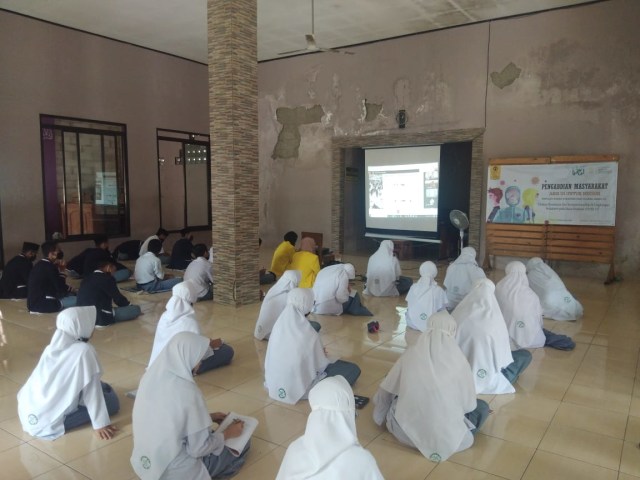 Foto : Mahasiswa Program Studi Kajian Wilayah Timur Tengah dan Isam (KTTI) UI Edukasi Santri terkait protokol kesehatan di pesantren Ibnu Sina, Bogor