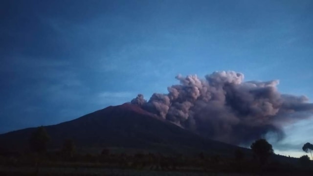 Gunung Kerinci mengeluarkan asap pekat dari kawah saat erupsi pada 17 Oktober lalu. Foto: R10 Gunung Kerinci