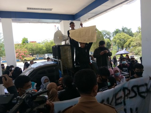Aksi demonstrasi sejumlah siswa dan alumni SMAN 9 Kendari di Kantor Dinas Pendidikan Provinsi Sultra. Foto: Didul/kendarinesia.