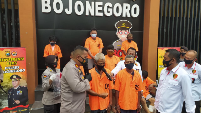2 Orang Tersangka Jebakan Tikus di Bojonegoro Diancam 5 Tahun Penjara (243205)