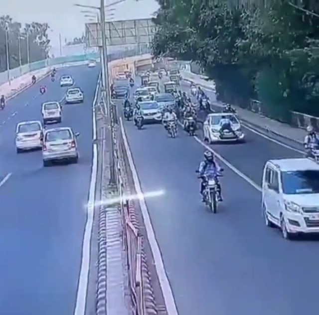 Viral video seorang polisi di India hampir dilindas mobil saat mencoba menilang pelanggar. (Foto: Twitter/@NDTV)