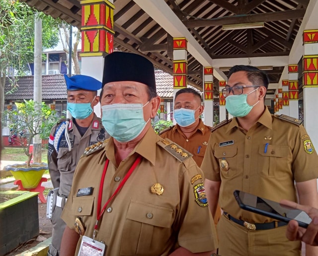 Wali Kota Bandar Lampung Herman HN saat diwawancarai awak media, Senin (19/10) | Foto : Sidik Aryono/ Lampung Geh