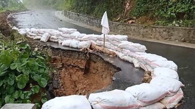 Kondisi jalan rusak yang menghubungkan dua Kecamatan di Tolitoli, Sulteng, Senin (19/10). Foto: Moh. Sabran/PaluPoso