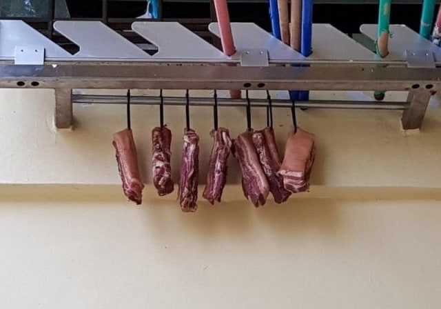 Viral! Orang Ini Protes karena Tetangganya Jemur Daging Babi Mentah Sembarangan (556269)