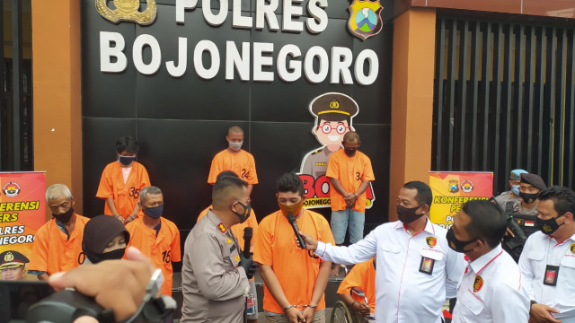 Gadaikan Mobil Rental, 2 Orang Tersangka Diamankan Polisi Bojonegoro (520248)