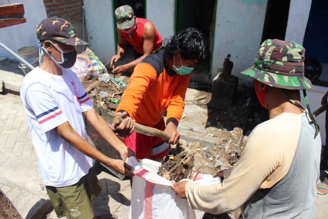 Kegiatan rehabilitasi toilet umum di Kampung Gudang Agen, Teluk Betung Selatan, Lampung. Foto: Dok. Komunitas Youth with Sanitation Concern (YSC)