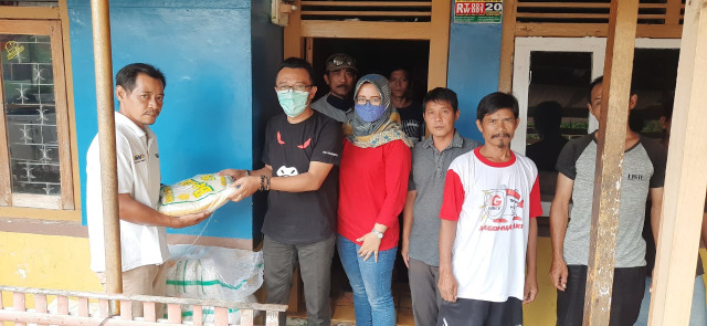 Anggota DPR RI dari Fraksi PDI Perjuangan, H Muhammad Nurdin menyalurkan 10 ton beras di Dapil Jabar X. (Andri Yanto)