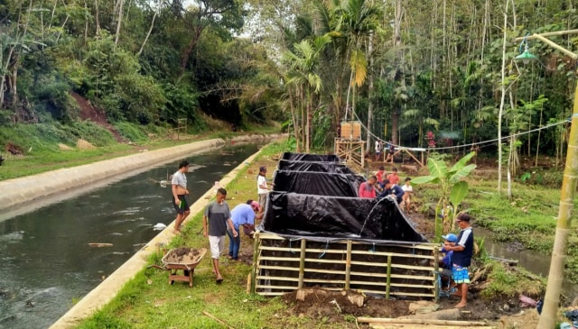 Proses pembuatan kolam Program Budidaya Ikan Nila oleh mahasiswa Unira di Desa Palaan, Kecamatan Ngajum, Kabupaten Malang. Foto: Unira