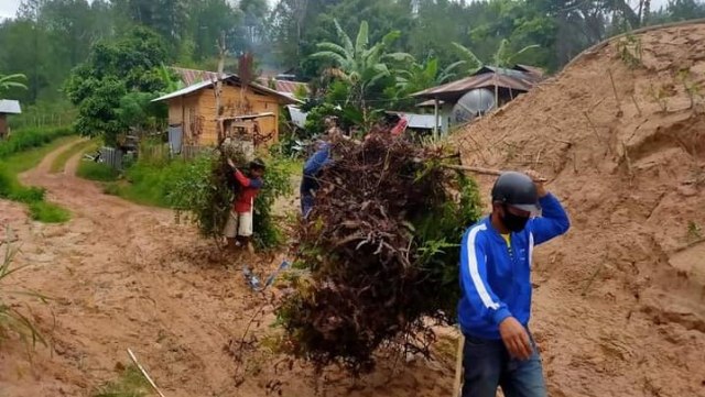 Warga di dua desa di Mamasa, Sulawesi Barat, bergotong-royong membersihkan material longsor. Foto: Frendy/SulbarKini