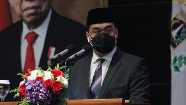 Wakil Gubernur Provinsi DKI Jakarta, Ahmad Riza Patria menghadiri Rapat Paripurna di Gedung DPRD Provinsi DKI Jakarta, Jakarta Pusat, Senin (19/10).  Foto: Pemprov DKI Jakarta