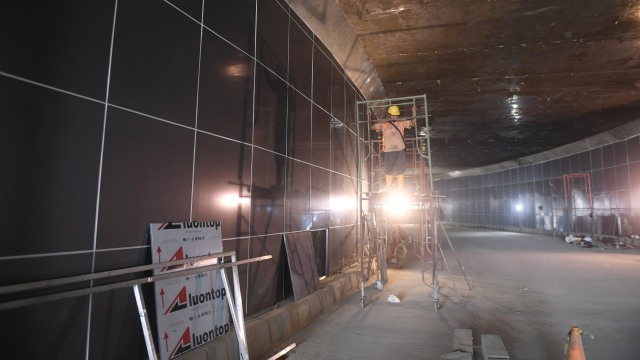 Pekerja menyelesaikan pembangunan Underpass Senen Extension di Jakarta, Senin(19/10). Foto: Akbar Nugroho Gumay/ANTARA