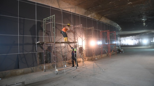 Pekerja menyelesaikan pembangunan Underpass Senen Extension di Jakarta, Senin(19/10). Foto: Akbar Nugroho Gumay/ANTARA