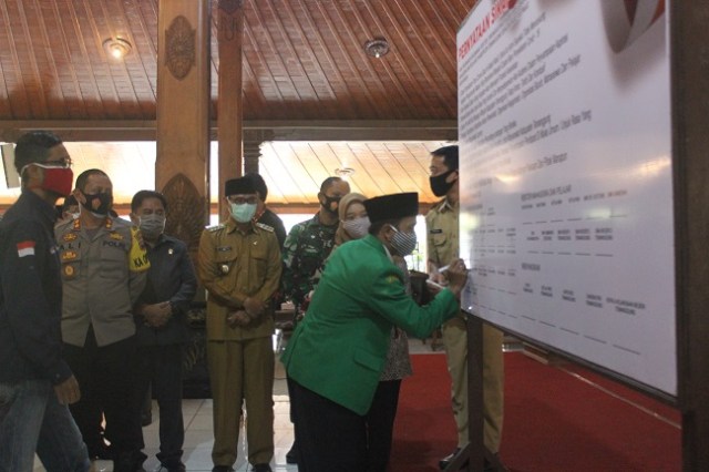 Perwakilan berbagai elemen masyarakat Kabupaten Temanggung, Jawa Tengah, menandatangani pernyataan sikap anti unjuk rasa anarkis, di Pendapa Pengayoman, Senin (19/10/2020). FOto: ari/Tugu Jogja
