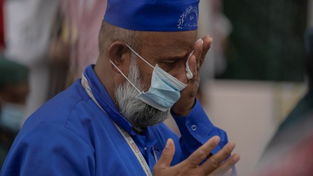 Petugas kebersihan terharu saat berdoa di Raudhah yang dibuka untuk umum setelah 7 bulan ditutup karena pandemi corona pada Minggu (18/10).  Foto: Dok. wmn.gov.sa