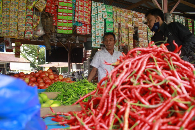 Dalam dua pekan terakhir, harga cabai merah di Aceh Barat terus merangkak naik dari Rp 25 ribu menjadi Rp 45 ribu. Foto: Siti Aisyah/acehkini