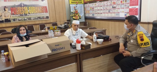 Habib HM dan dr. Lala Cantiq Berbagi Pro Biotik dan Masker di Mapolresta Solo (52828)