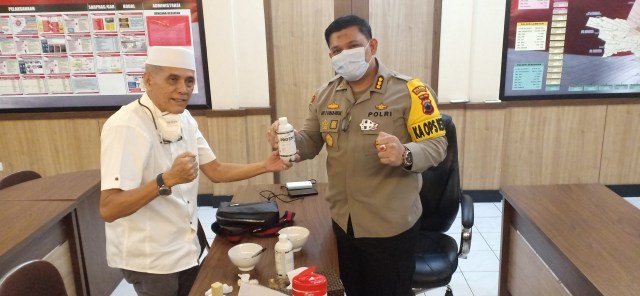 Habib HM dan dr. Lala Cantiq Berbagi Pro Biotik dan Masker di Mapolresta Solo (52829)