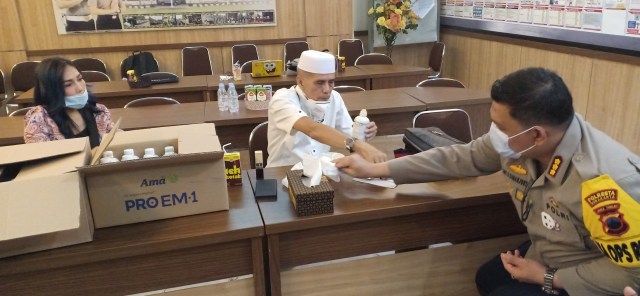 Habib HM dan dr. Lala Cantiq Berbagi Pro Biotik dan Masker di Mapolresta Solo (52830)