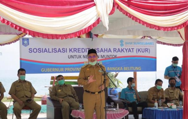 Gubernur Kepulauan Bangka Belitung (Babel), Erzaldi Rosman saat berbincang dengan nelayan Muntok. (Ist)