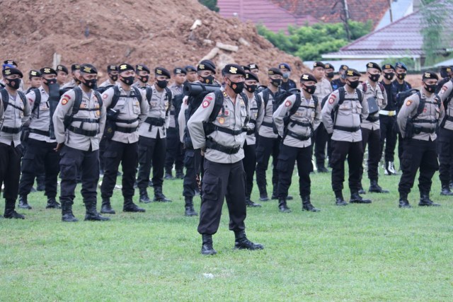 Apel pelepasan keberangkatan personel Polda Sumsel di Halaman Komplek Pakri Palembang, Senin (19/10).