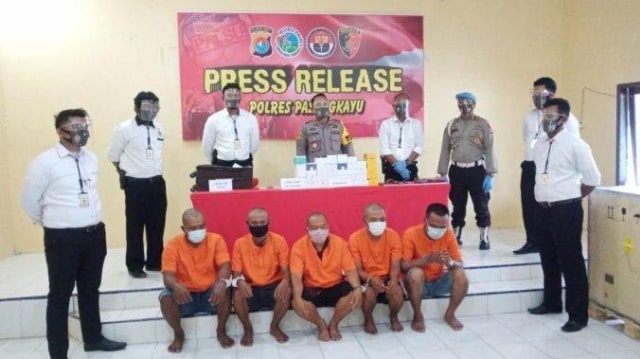 Kawanan pencuri HP dan penadah diamankan di Mapolres Pasangkayu, Sulawesi Barat. Foto: Dok. Polres Pasangkayu