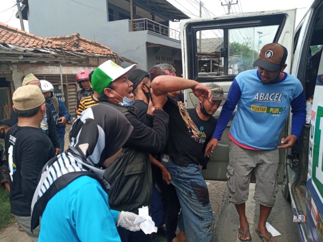 Calon Bupati Indramayu, Muhamad Sholihin (Topi putih hijau) menyelamatkan korban kecelakaan lalu lintas (lakalantas) di jalur pantura Indramayu, yang terjadi Senin (19/10/2020) sekitar pukul 15.00 WIB. (Tomi Indra)