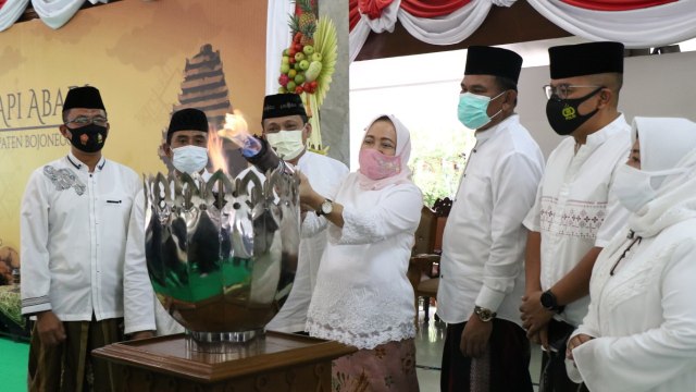 Bupati Bojonegoro, Dr Hj Anna Muawanah, saat semayamkan Api Abadi di Pendapa Malowopati Pemkab Bojonegoro. Senin (19/10/2020).