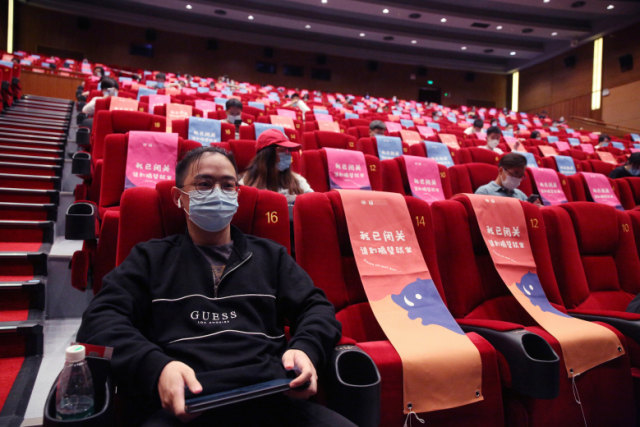 Bioskop di China dan gambaran bagaimana bioskop akan beroperasi selama masa pandemi. Foto: Dok. IndieWire