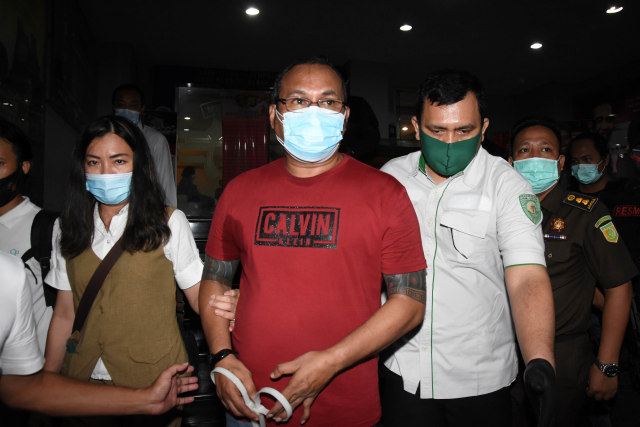 Petugas membawa tersangka pelaku pembunuhan berencana dan penyerangan John Refra alias John Kei (tengah) saat pelimpahan tahap dua tersangka dan barang bukti di Polda Metro Jaya, Jakarta, Senin (19/10). Foto: Indrianto Eko Suwarso/Antara Foto