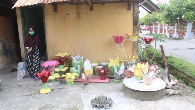 Bisnis Rumahan di Tengah Corona, IRT Ini Sulap Kain Bekas jadi Vas Bunga Unik (531315)