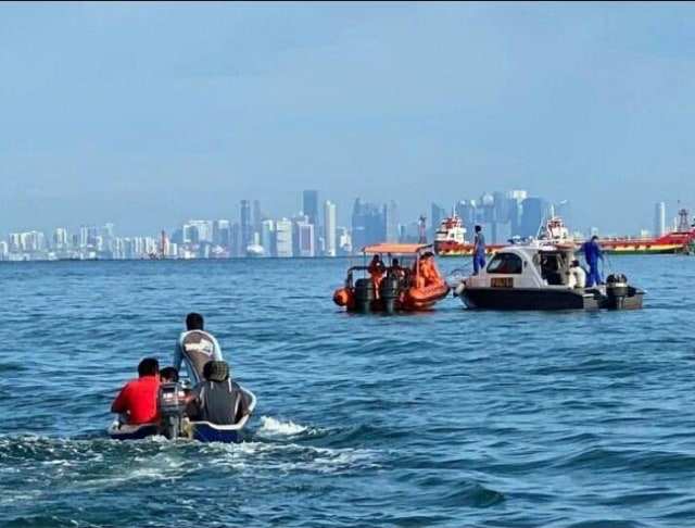 Tim SAR melakukan pencarian di perairan Kecamatan Sekupang yang bebatasan dengan Singapura. (Foto: ist)