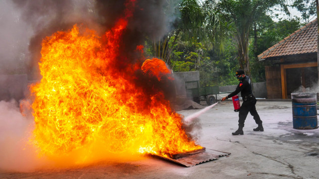 Seorang petugas memberikan contoh cara memadamkan api menggunakan APAR. Foto: Istimewa.